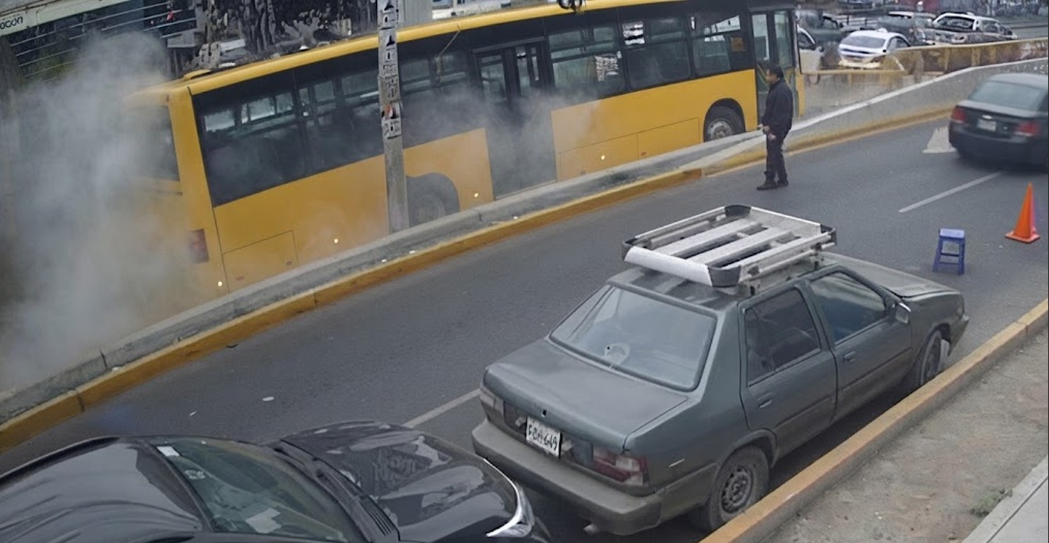 Bus alimentador del Metropolitano pierde el control y termina empotrado en paradero de Comas