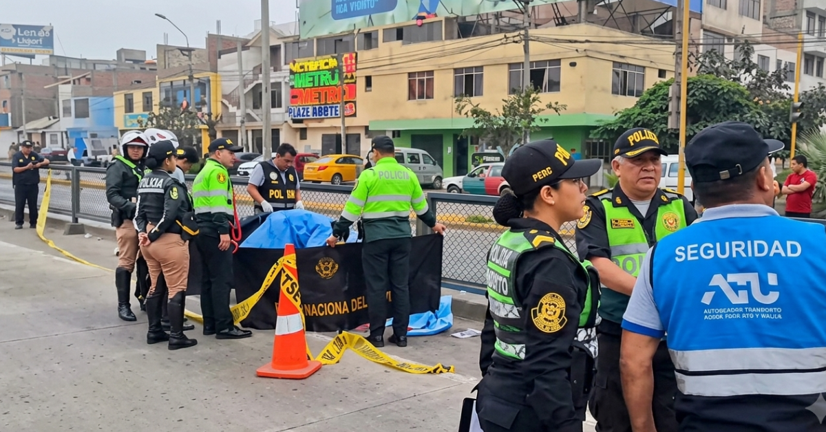 Comas: Motociclista invade vía del Metropolitano y atropella a adulto mayor