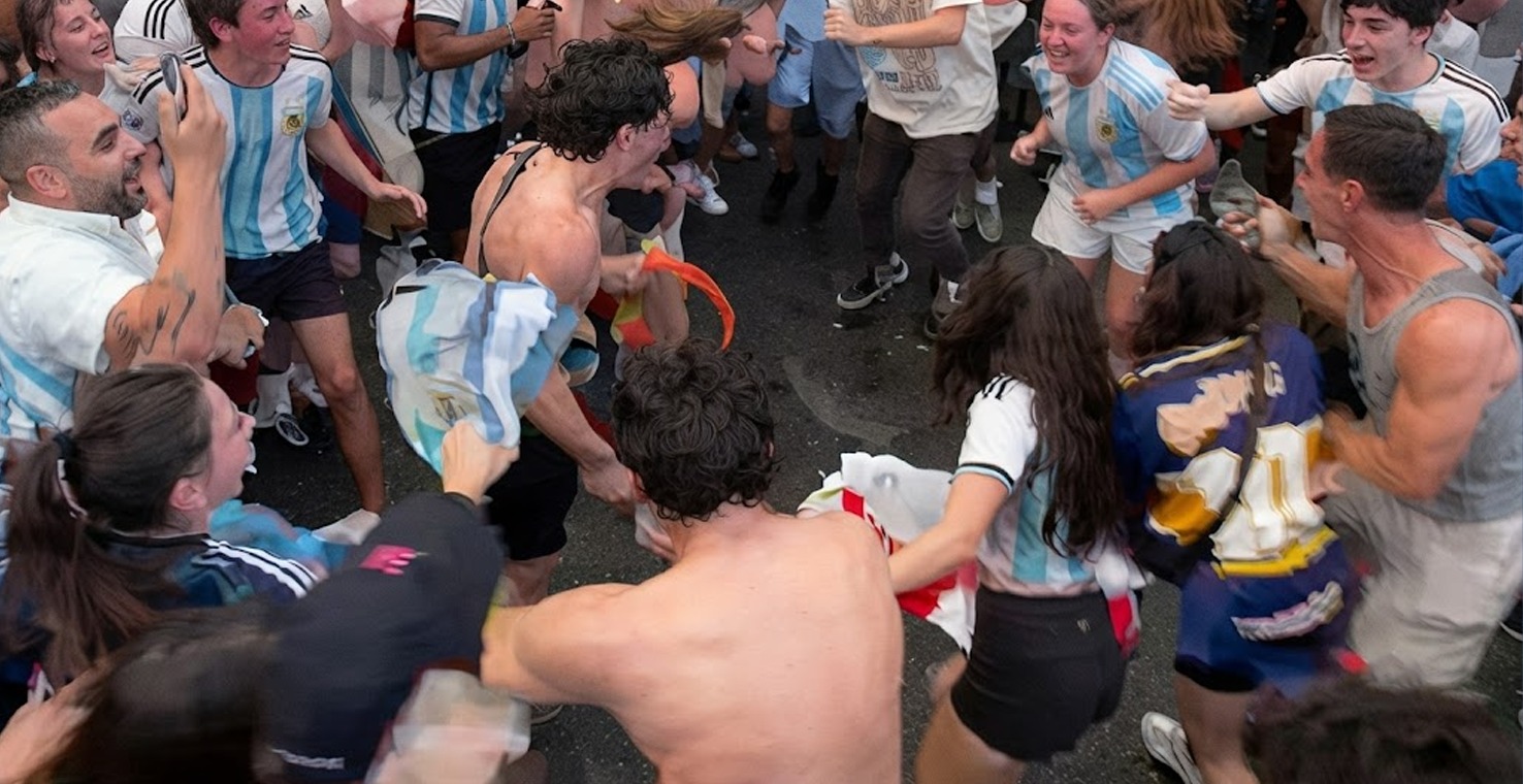 Mundial 2026: Aficionados argentinos protagonizan actos ofensivos contra bandera de Inglaterra