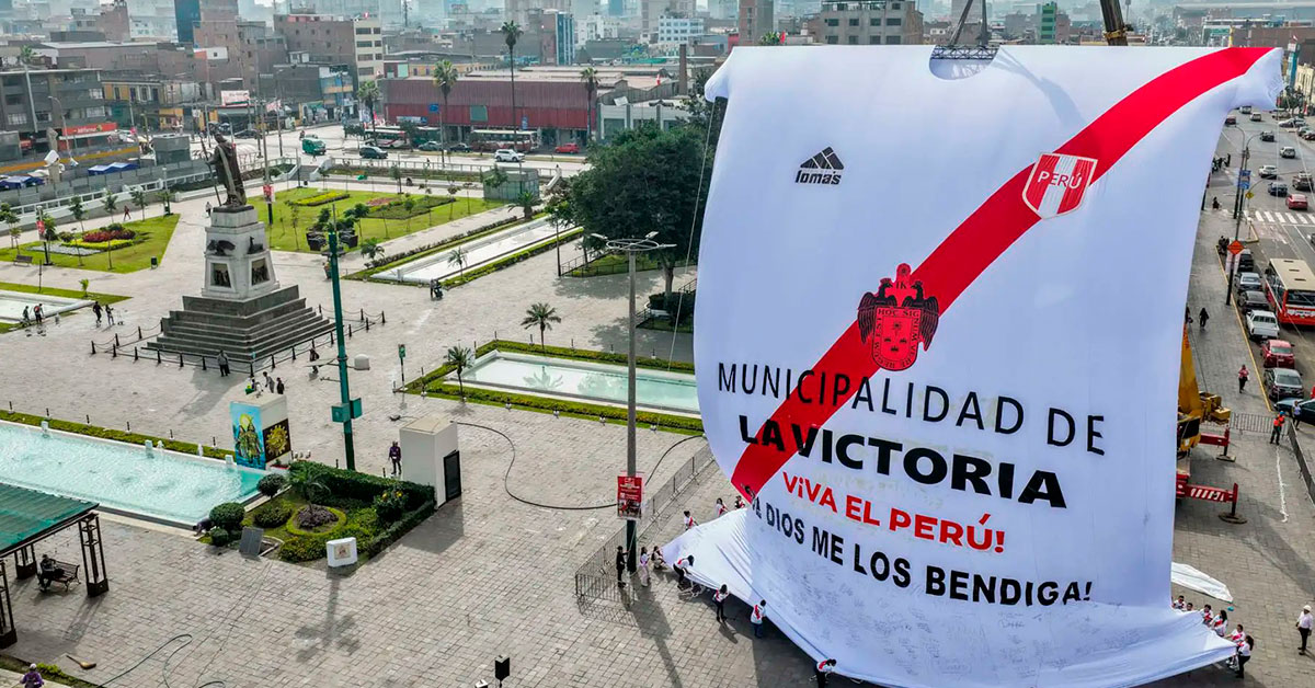 La Victoria: Presentan la camiseta de la blanquirroja más grande del Perú por Fiestas Patrias