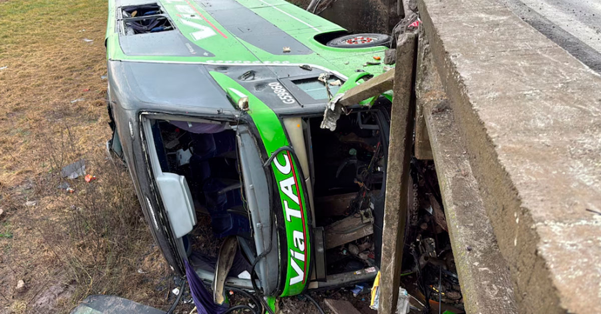 Bus de dos pisos volcó y cayó desde un puente: Reportan más de 18 heridos en el accidente