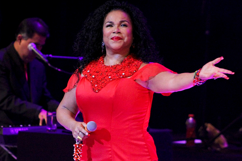 Eva Ayllón recibe distinción por fortalecer la identidad nacional con su música.