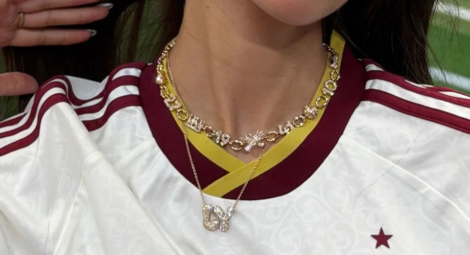 Inés García posando con joyas con las iniciales de Lamine Yamal
