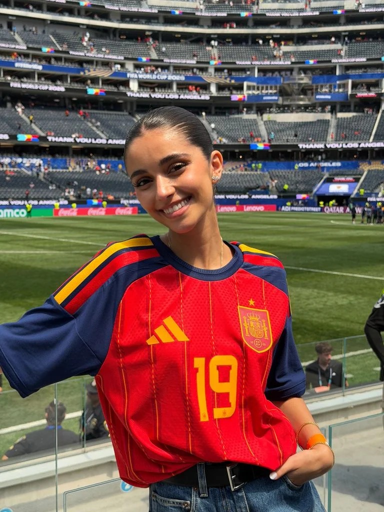 Inés García apoyando a Lamine Yamal desde las tribunas