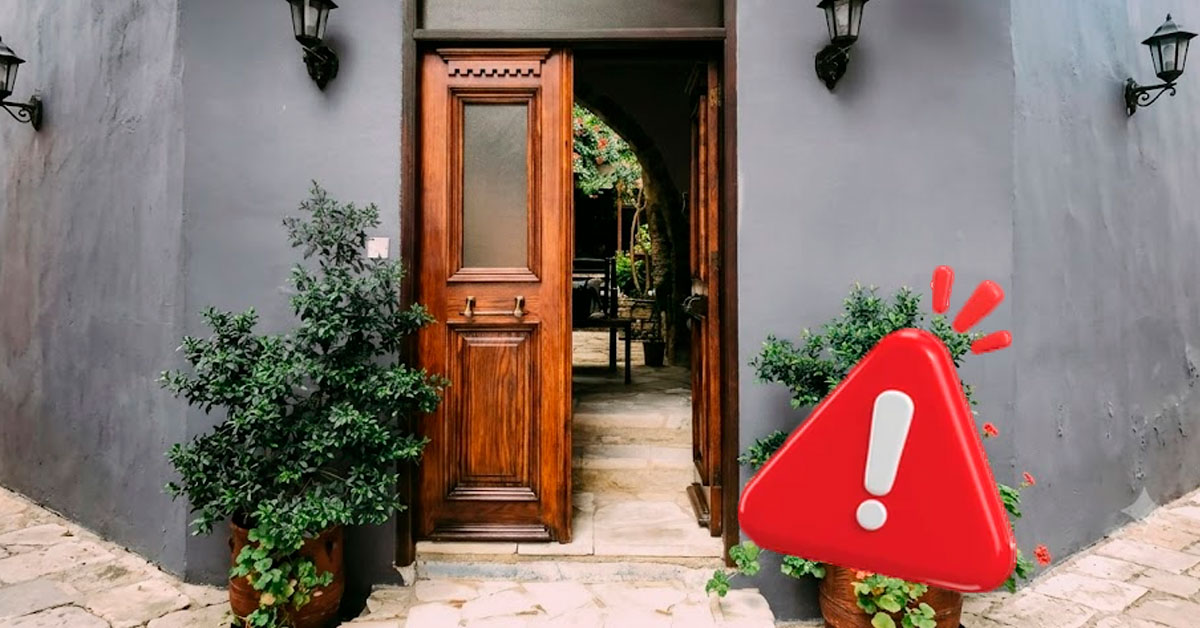 Conoce el objeto que NUNCA deberías dejar junto a la puerta principal de tu casa porque aleja la prosperidad