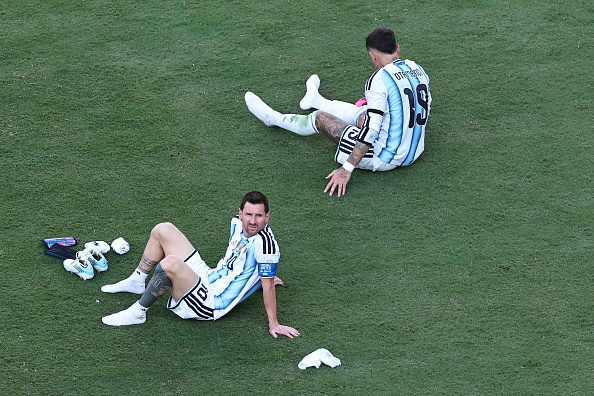 Otamendi y Messi tras derrota ante Espa�a.