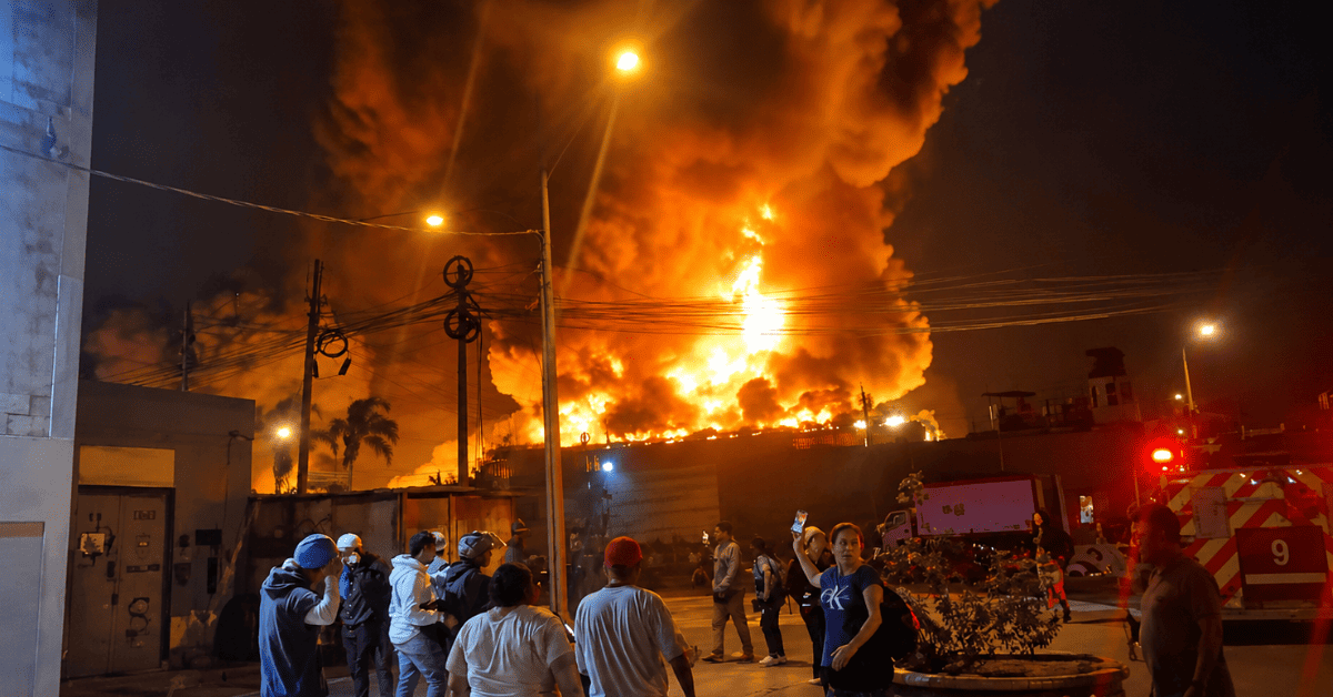 Emergencia en Los Olivos: Incendio de grandes proporciones consume fábrica de cosméticos