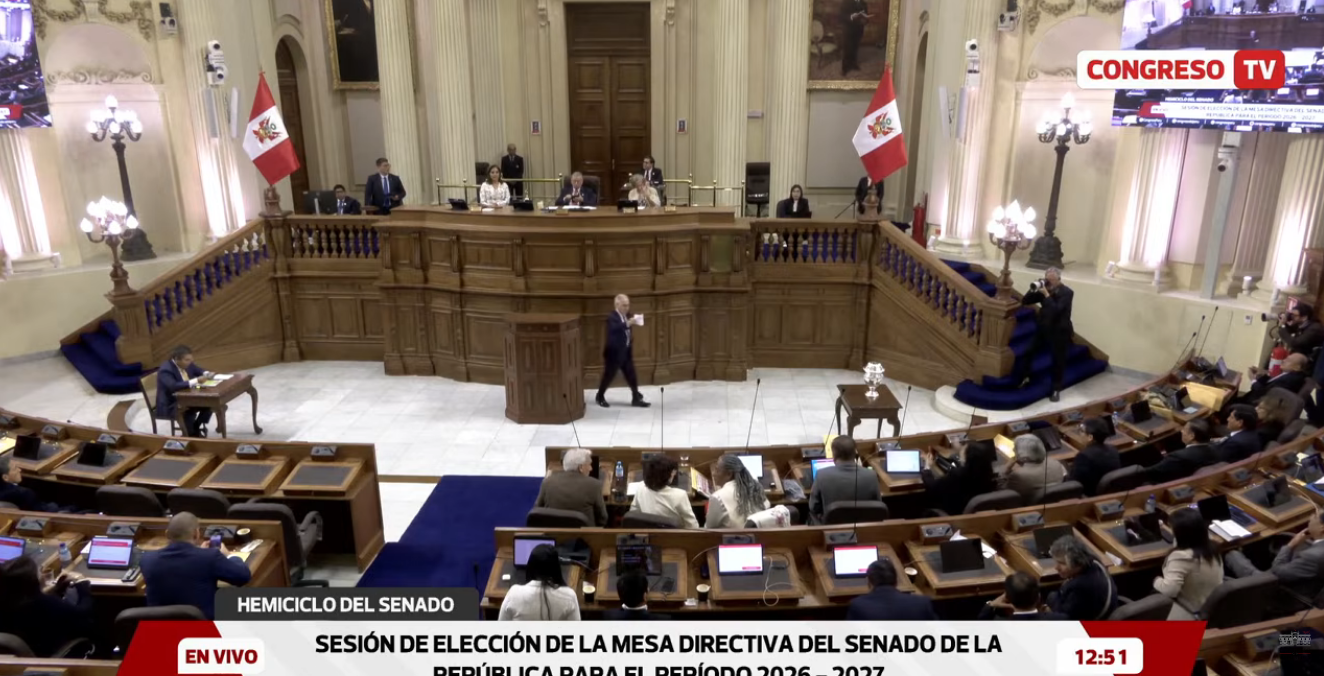 Ex candidato Alfonso López Chau se acercó a la cámara secreta, posterior a ello, mostró su cédula entre aplausos de los asistentes.
