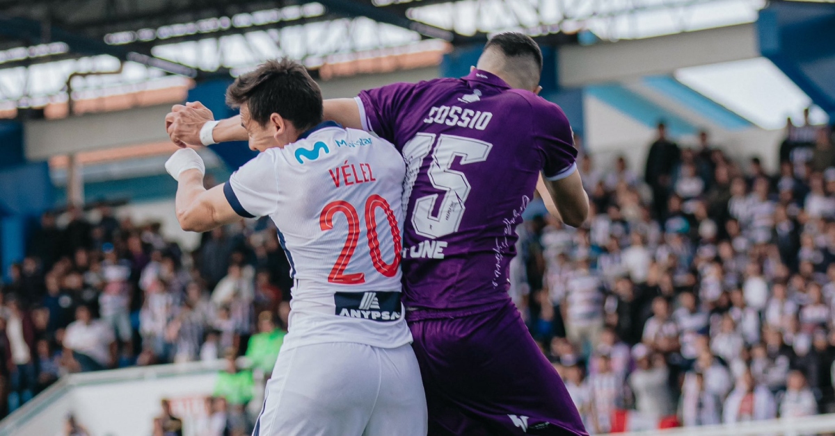 Jairo Vélez muestra cómo quedó su rostro tras el codazo que, para Alianza Lima, debió ser penal