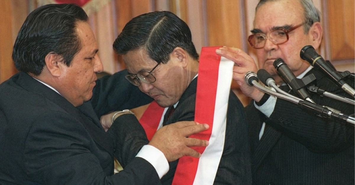 Alberto Fujimori recibiendo la banda presidencial a manos del entonces presidente del Senado, M�ximo San Rom�n