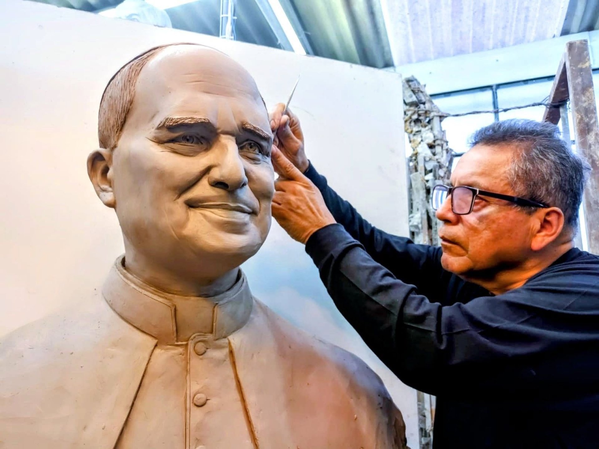 Escultor peruano, Raúl Efraín Franco Ochoa, fue el encargado de la elaboración del busto