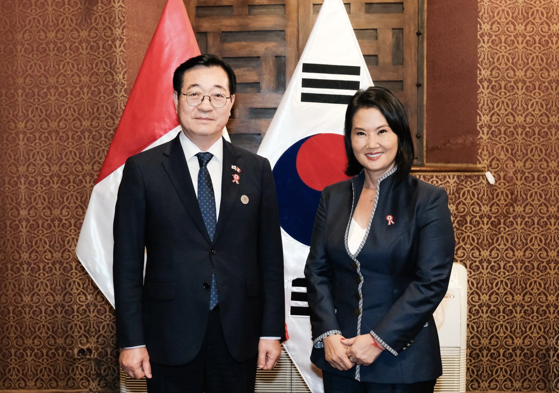 Keiko Fujimori junto al congresista de la Republica de Corea del Sur, Hong-Chul Min