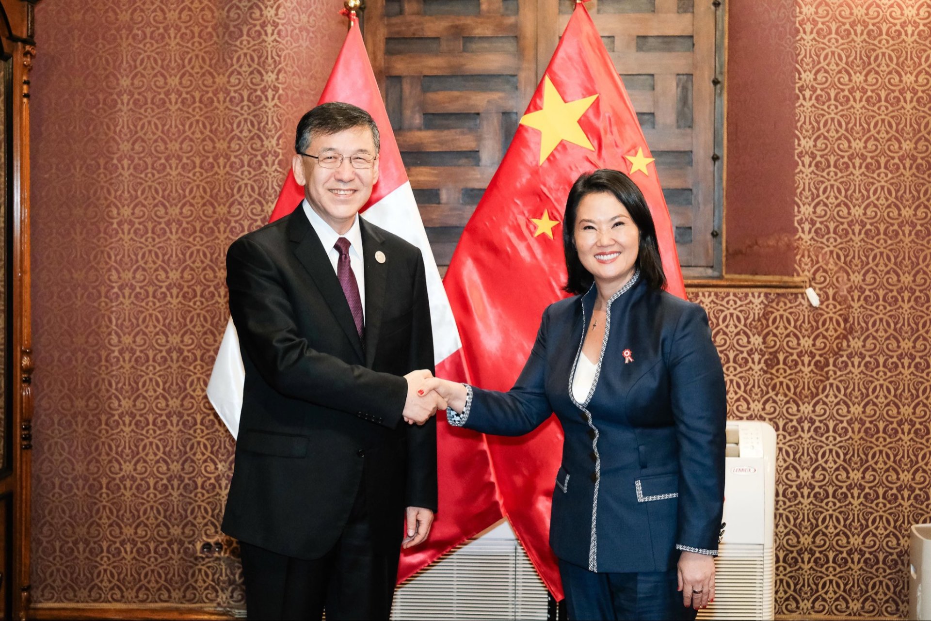 Keiko Fujimori junto al ministro de ciencia y tecnologia de la Republica Popular de China, Yin Hejun