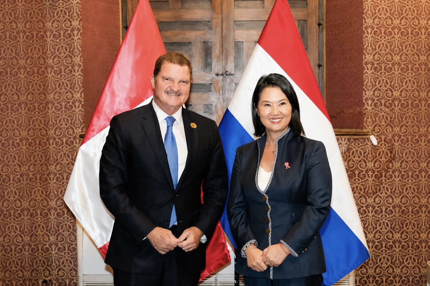 Keiko Fujimori junto al primer ministro de Aruba y representante del Reino de los Pa�ses Bajos, Mike Eman