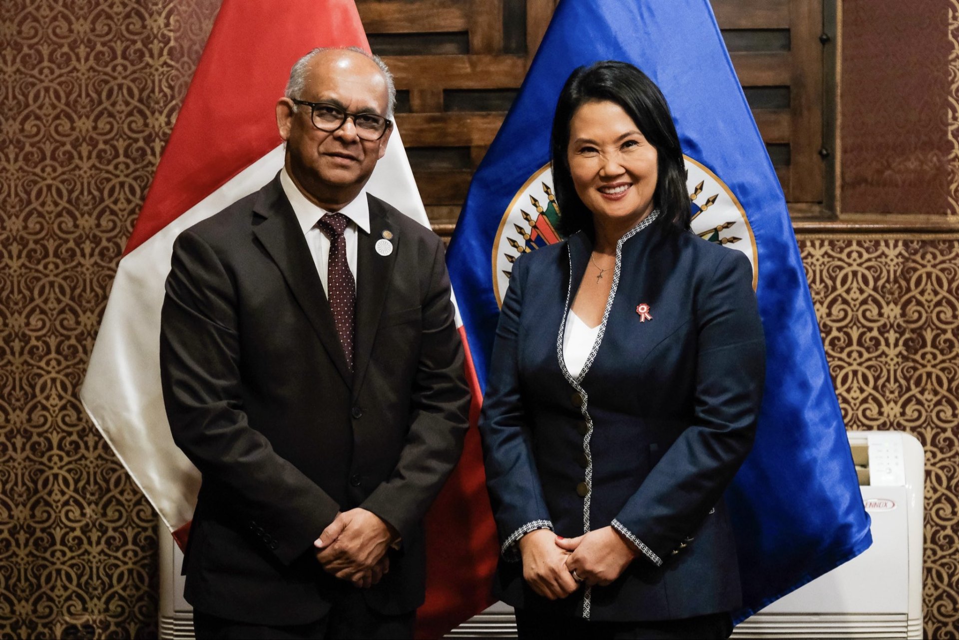 Keiko Fujimori junto al secretario general de la OEA, Albert R. Ramdin