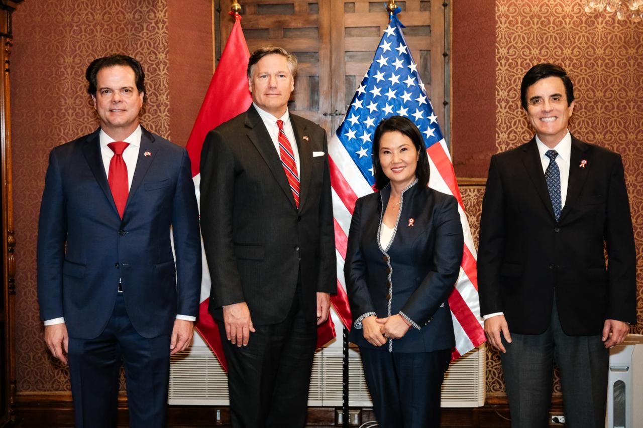 Keiko Fujimori junto a vicesecretario de Estado de los EE.UU., Christopher Landau y embajador de EE.UU. en Per�, Bernie Navarro