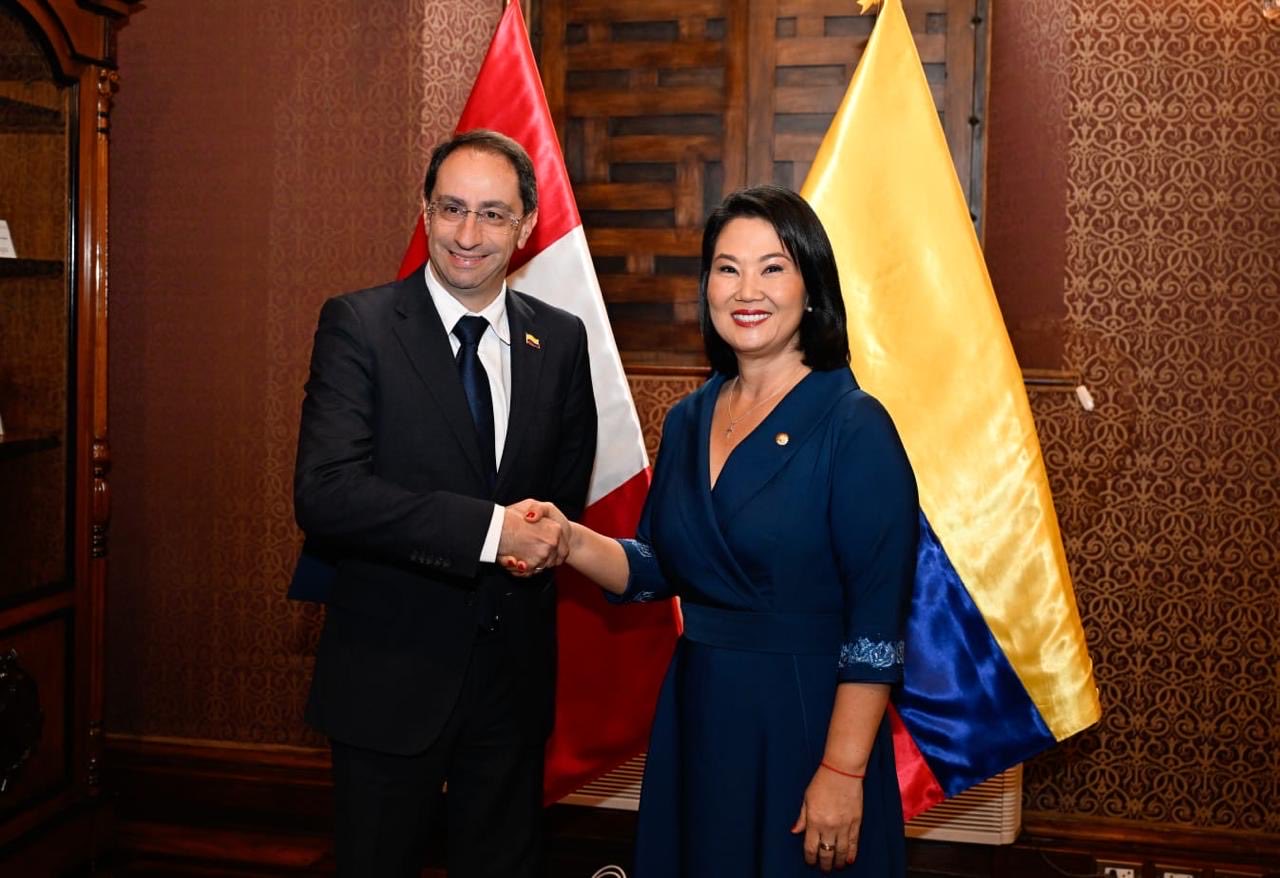 Keiko Fujimori junto al vicepresidente electo de Colombia, Jos� Manuel Restrepo