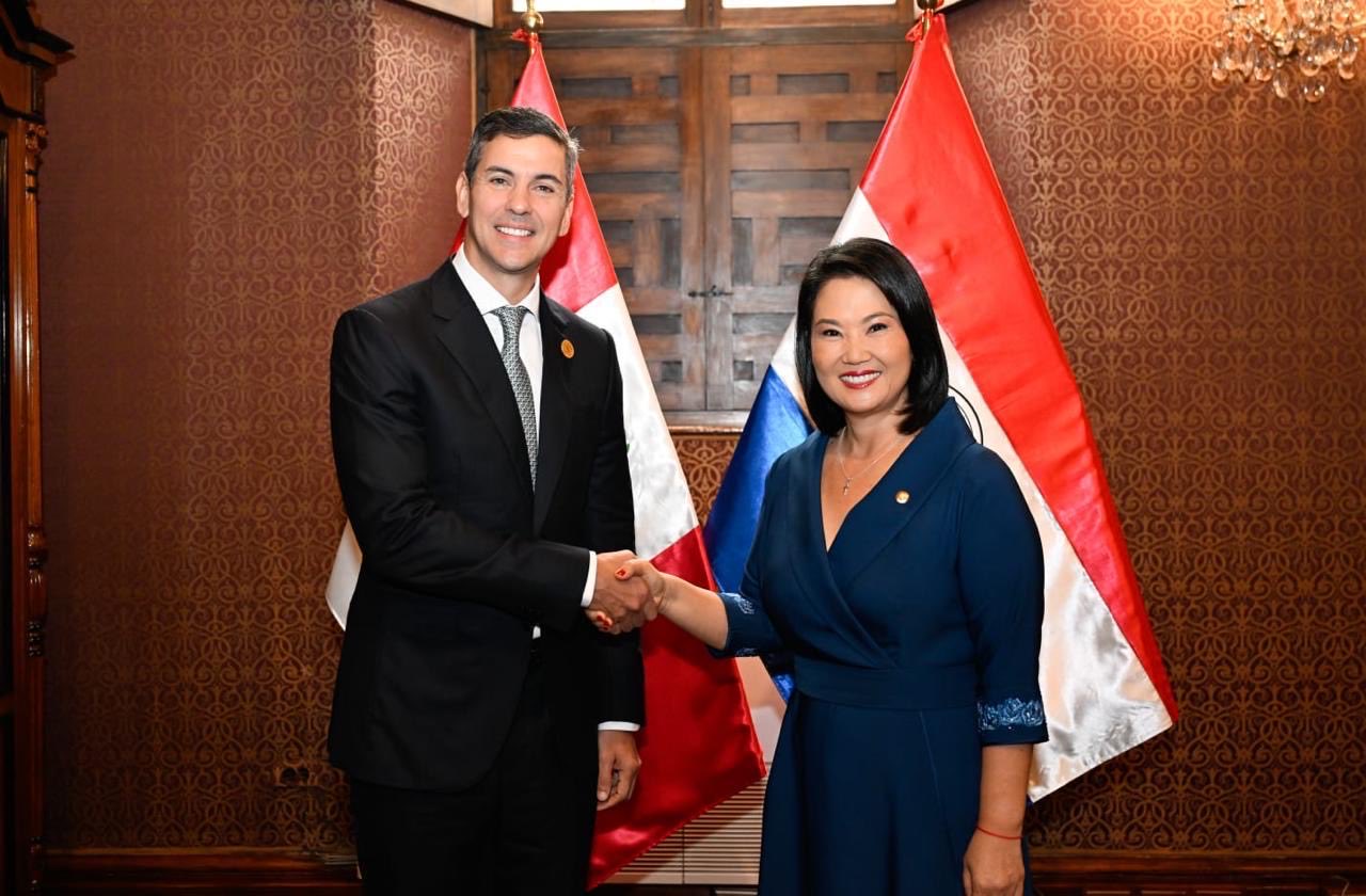Keiko Fujimori junto al presidente de Paraguay, Santiago Pe�aa
