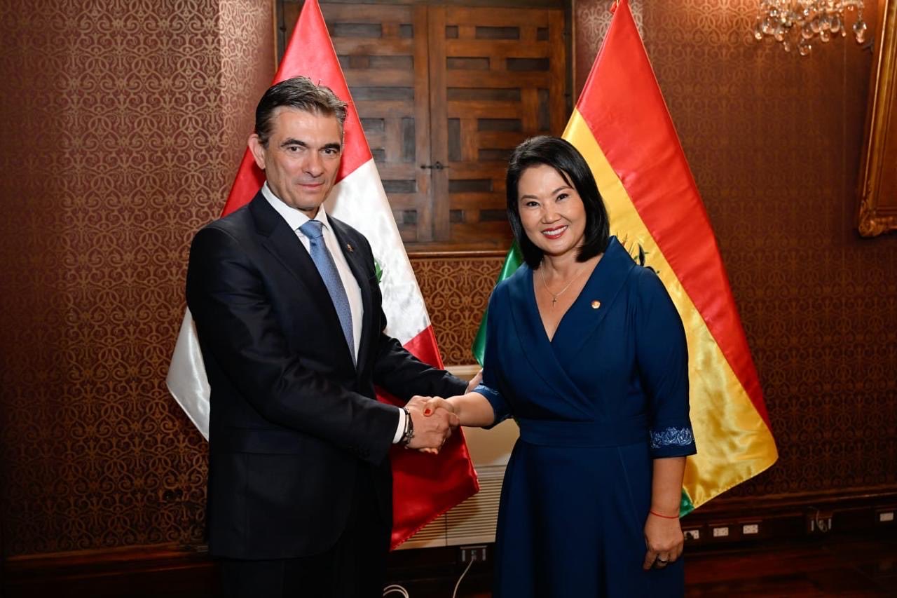 Keiko Fujimori junto al presidente de Bolivia, Rodrigo Paz