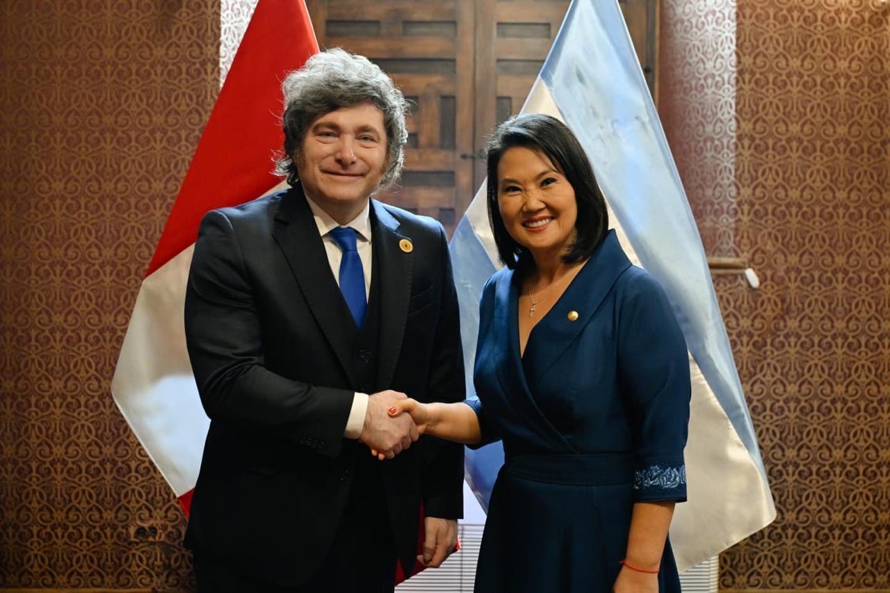 Keiko Fujimori al lado del presidente de Argentina, Javier Milei