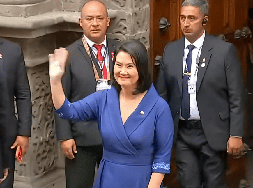 Keiko Fujimori saluda a la prensa tras salir de Palacio de Torre Tagle