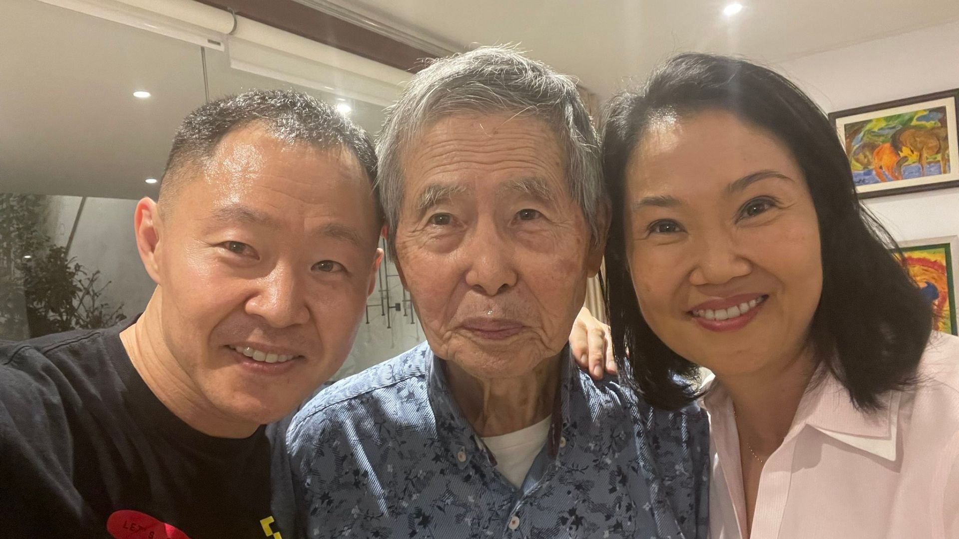 Kenji y Keiko Fujimori acompa�ando a su padre Alberto en el indulto brindado en 2023