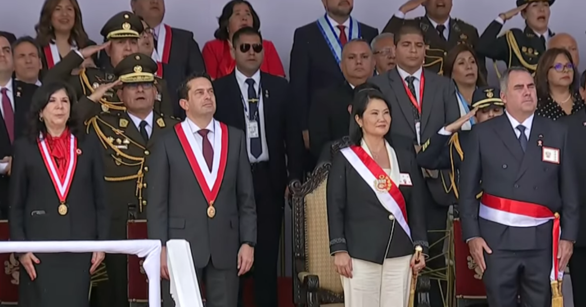 Keiko Fujimori es recibida en el estrado