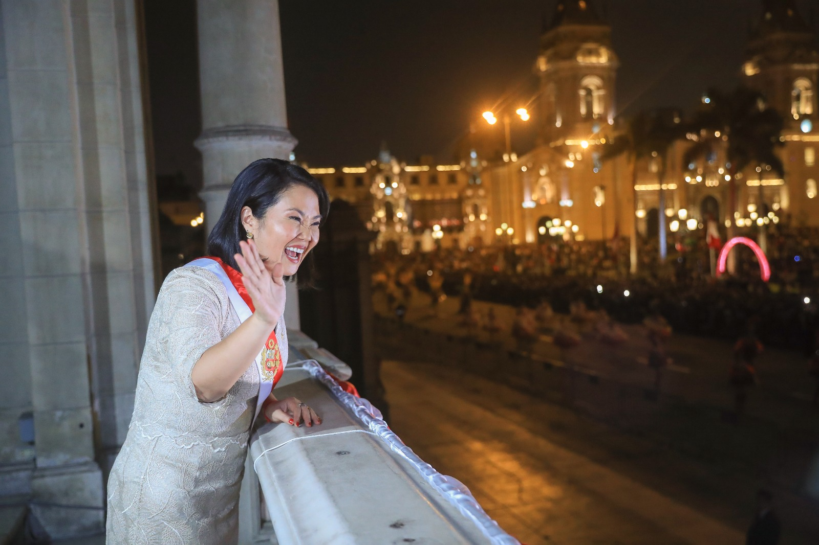 Keiko Fujimori saludando a los limeños en medio del Pasacalle