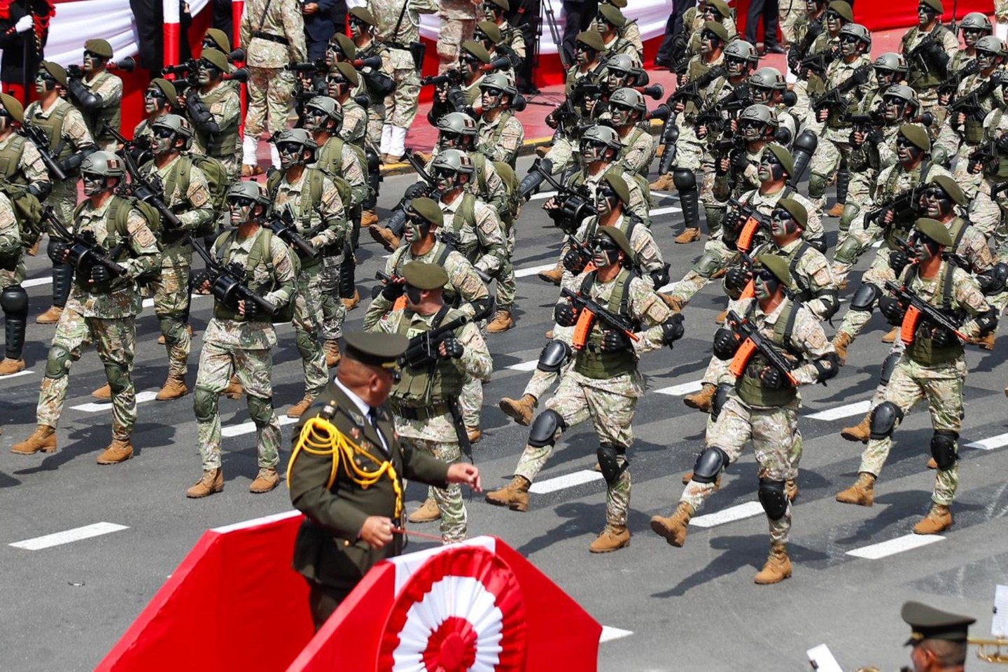 Fuerzas Armadas desfilaron en la Parada Militar de la avenida Brasil
