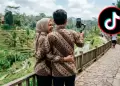 Fuerte castigo: Pareja es azotada en p�blico tras besarse en transmisi�n en vivo de TikTok
