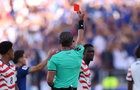 La pol�mica por la suspensi�n de la tarjeta roja a Folarin Balogun, que sent� un