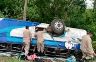 Choque entre autobús de pasajeros y una camioneta deja 4 muertos y más de 20 heridos