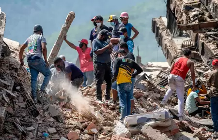 Cifra de muertos en Venezuela contin�a en aumento en plena labores de rescate.