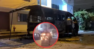 Lanzan explosivo contra combi y termina calcinada