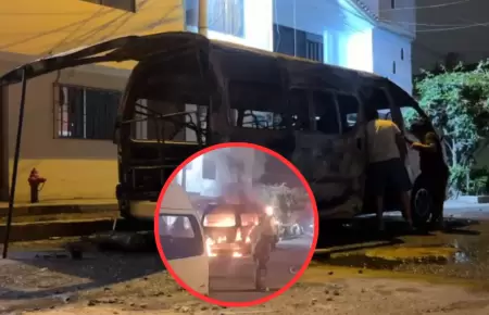 Lanzan explosivo contra combi y termina calcinada