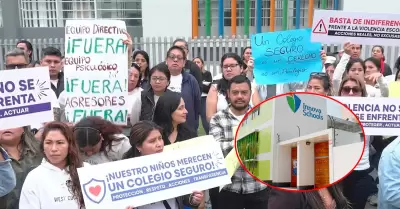 Padres protestando fuera del colegio