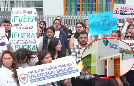 Padres protestando fuera del colegio