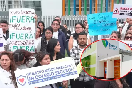 Padres protestando fuera del colegio