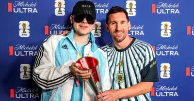 Bizarrap fue seleccionado por la FIFA para entregar el premio al Jugador del Par