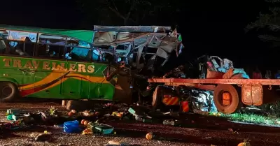 Choque de autob�s y cami�n dej� varias v�ctimas.