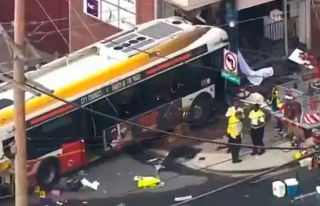 Choque de autob�s dej� m�s de 30 heridos.