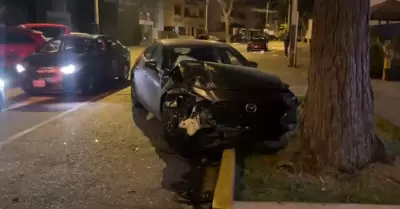 Conductor se estrella contra un �rbol y provoca choque m�ltiple