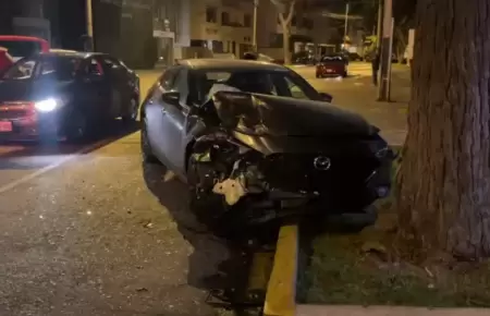 Conductor se estrella contra un �rbol y provoca choque m�ltiple