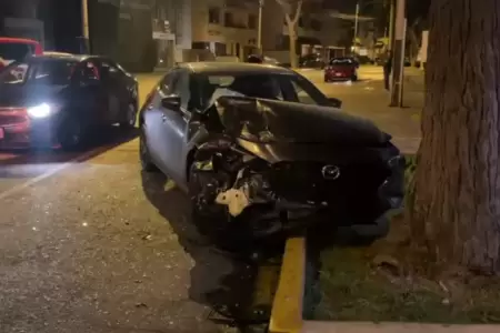 Conductor se estrella contra un �rbol y provoca choque m�ltiple