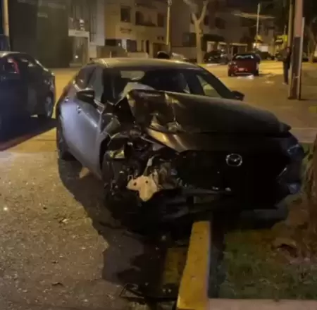 Conductor se estrella contra un �rbol y provoca choque m�ltiple