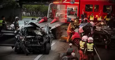 Auto queda destruido tras impactar contra guardav�a