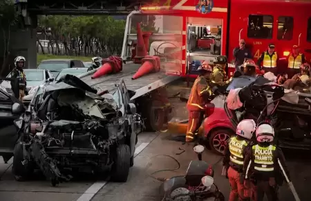 Auto queda destruido tras impactar contra guardav�a