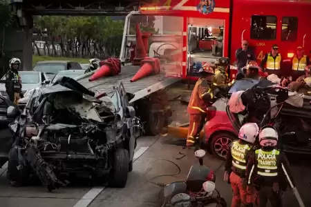 Auto queda destruido tras impactar contra guardav�a