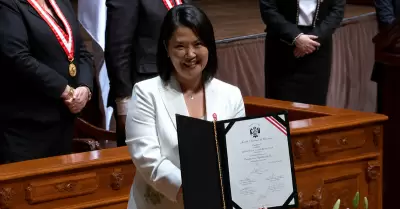 Keiko Fujimori recibe las credenciales del JNE