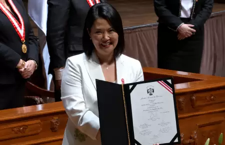 Keiko Fujimori recibe las credenciales del JNE